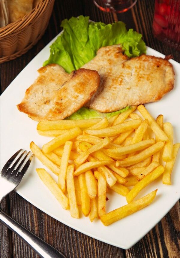 Pechuga de pollo con papas fritas