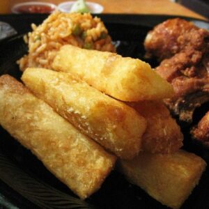 Pechuga de pollo con yuca frita