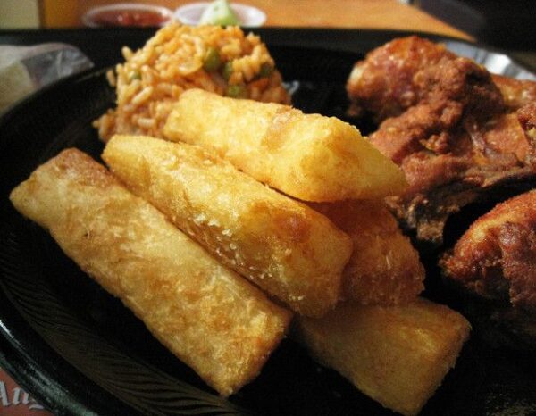 Pechuga de pollo con yuca frita