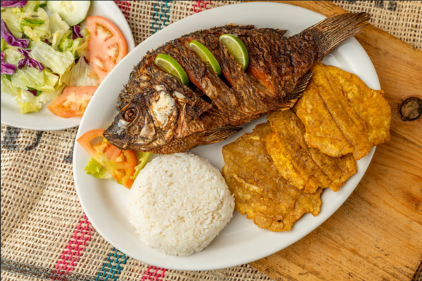 Pescado Frito con Patacones y Arroz