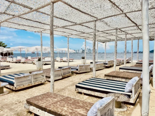 Day Pass desde Cartagena: Playa, Piscina, Almuerzo Nikkei y DJ en Vivo - Image 3