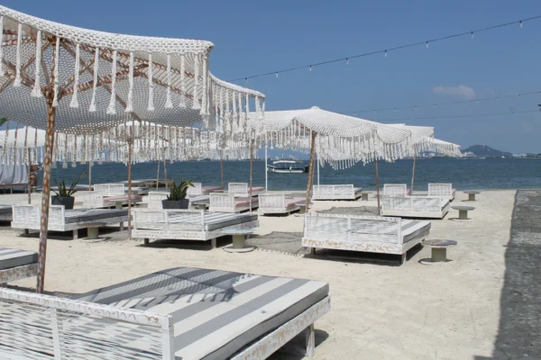 Day Pass desde Cartagena: Playa, Piscina, Almuerzo Nikkei y DJ en Vivo - Image 2