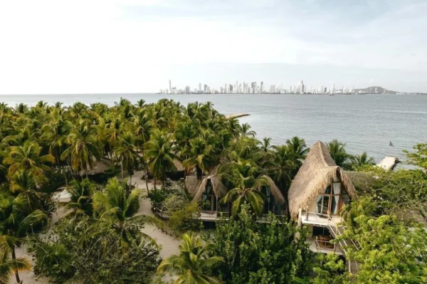 Pasadía en Éteka Beach: Playa exclusiva cerca de Cartagena con almuerzo, cóctel y DJ en vivo - Image 5