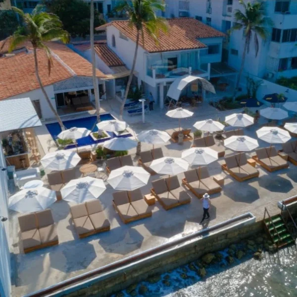 Walla Club de Playa Cartagena: gastronomía caribeña, piscina y música en vivo en Laguito - Image 2