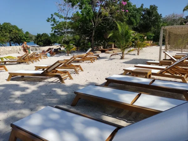 Pasadía en Makani Beach Club Cartagena: traslado, zona exclusiva y cóctel incluido - Image 17